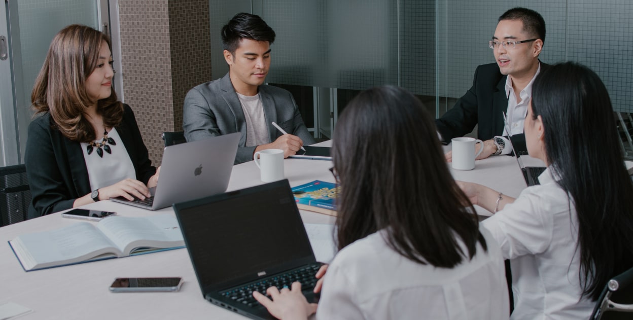 AKRUA consulting team working with a client